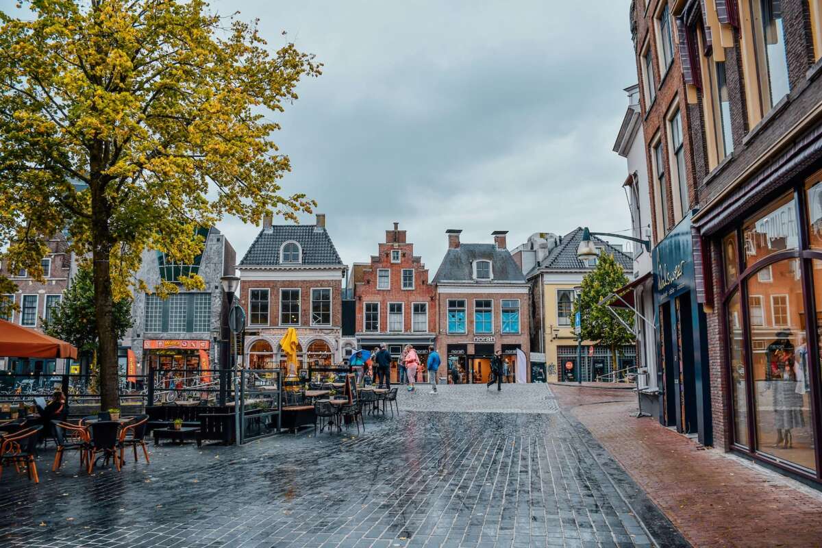 Plein in Leeuwarden met traditionele oud Nederlandse gebouwen aan de zijkant.